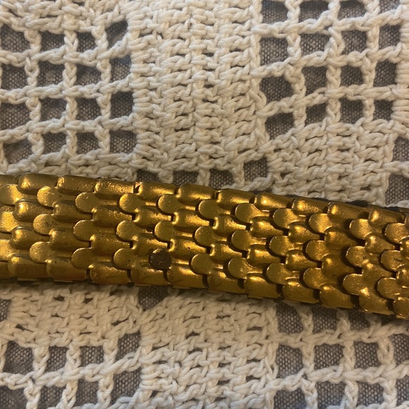 Vintage gold stretch women’s belt .buckle is two-tone with flowers hook closure. - Picture 3 of 10
